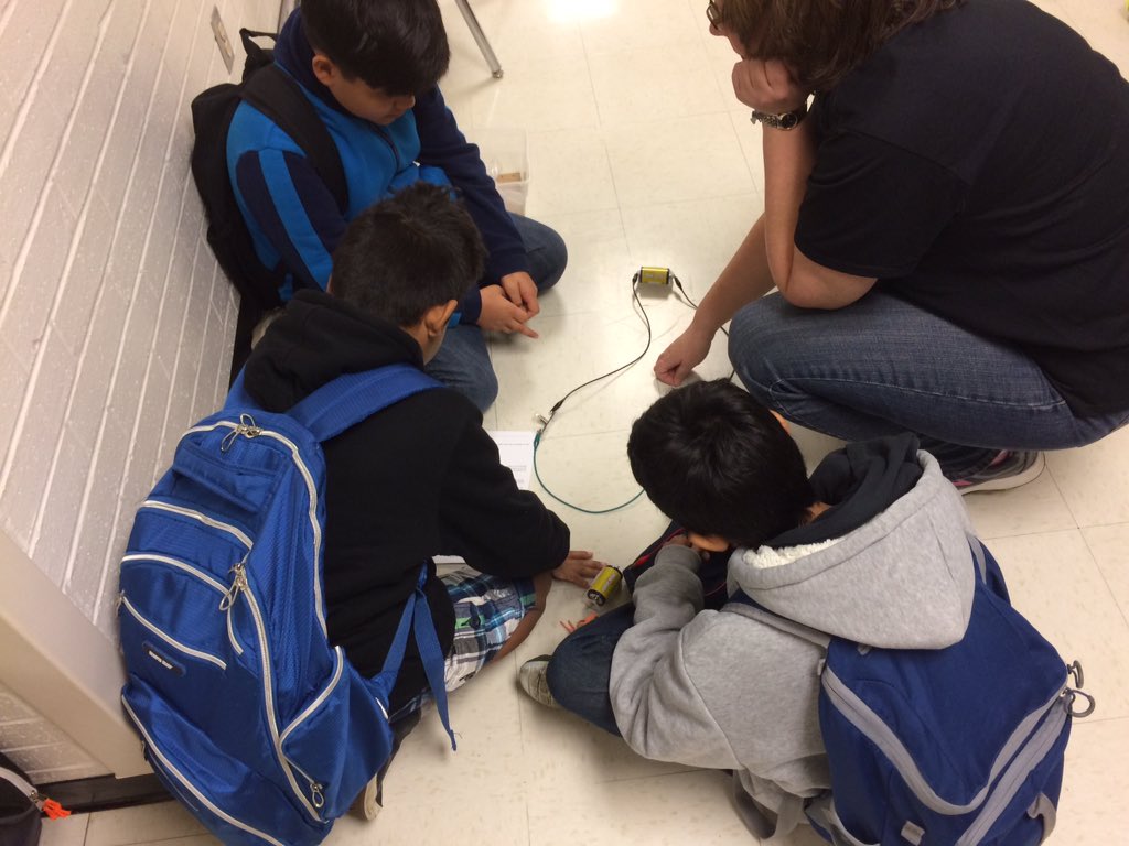 GinnyBoughter's tweet photo. Now this is morning with a purpose! #hallwayscience @AprilBlanco1 @SBISD https://t.co/wLkpVHCVXz