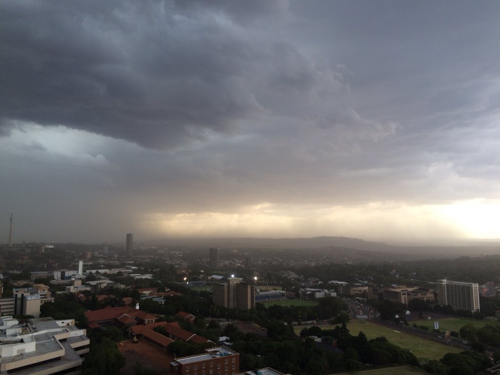 LivingInJhbCBD's tweet photo. A storm is brewing in Johannesburg 🌪
📷 @Zepoo_ https://t.co/x1MsNlO8p8