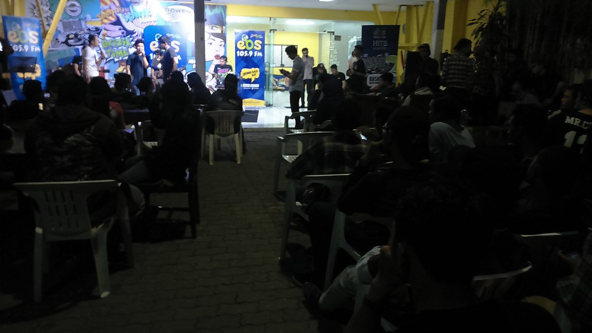 ebs1059fm's tweet photo. Udahhh makin rameeee bgt ni #CAFE31EBSFM dan sekarang @TFTofficial lagiii bikin pecah kancamudaa!! #LIVEONAIR https://t.co/OJrqSV2oep