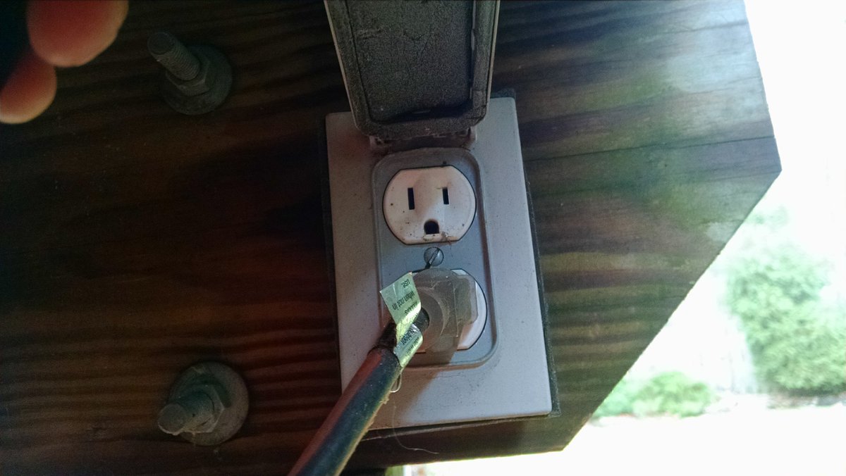 TerraHomeInsp's tweet photo. U cant #hide from me. #exterior #electric #outlet not #GFCI protected #deck #shockhazard #wiring #receptacle https://t.co/tqWEOD4wED