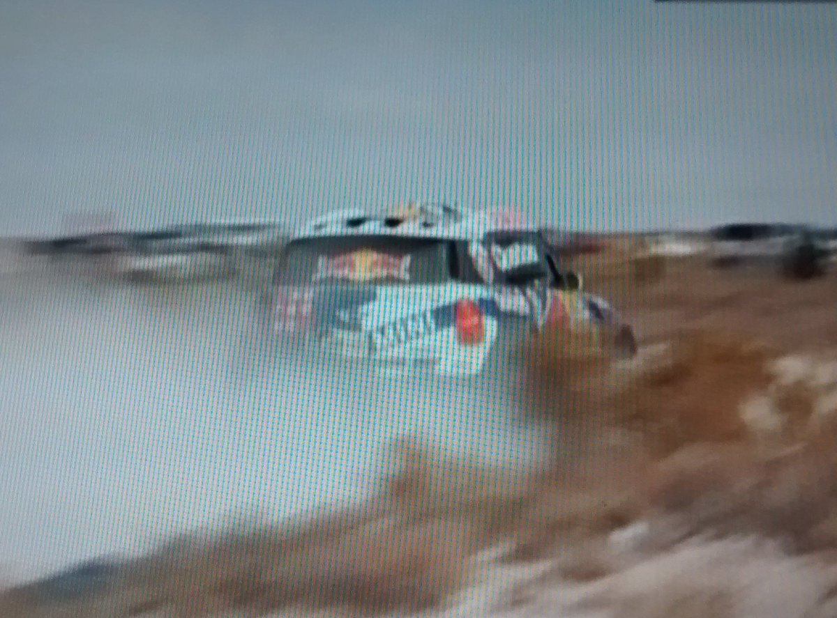EspirituDakar's tweet photo. #DAKAR2016 #E6autos
@AlAttiyahN-@matthieubaumel y #Poulter-Howie ya disputan la especial. https://t.co/jlWKJrE3I2