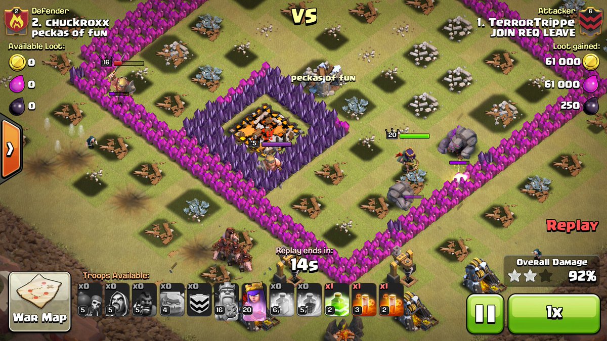 TerrorTrippe's tweet photo. His king got stuck in the wall 😣 not that it would have saved him but it wasnt fair 😅 https://t.co/rLwSDsHOZz