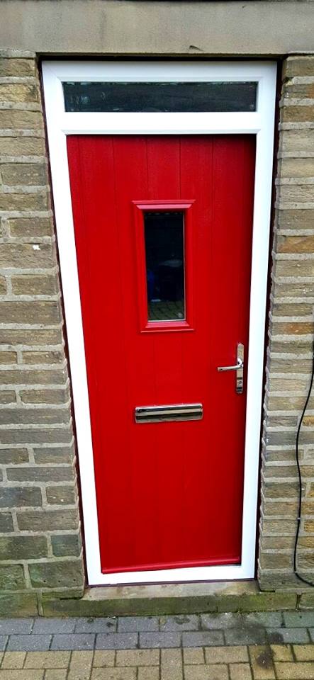 A New Year makeover for this home in Halifax with a Solidor Flint 2 in red. Installed by @YorkshireDoors
