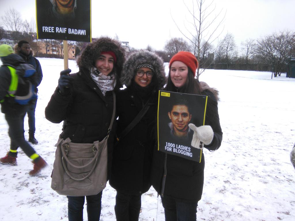 TonjeH's tweet photo. Ytringsfrihetens benk på plass utenfor den saudiarabiske ambassaden #FreeRaif #Amnesty #amnestynorge #saudiarabia https://t.co/EeyNVidMmT