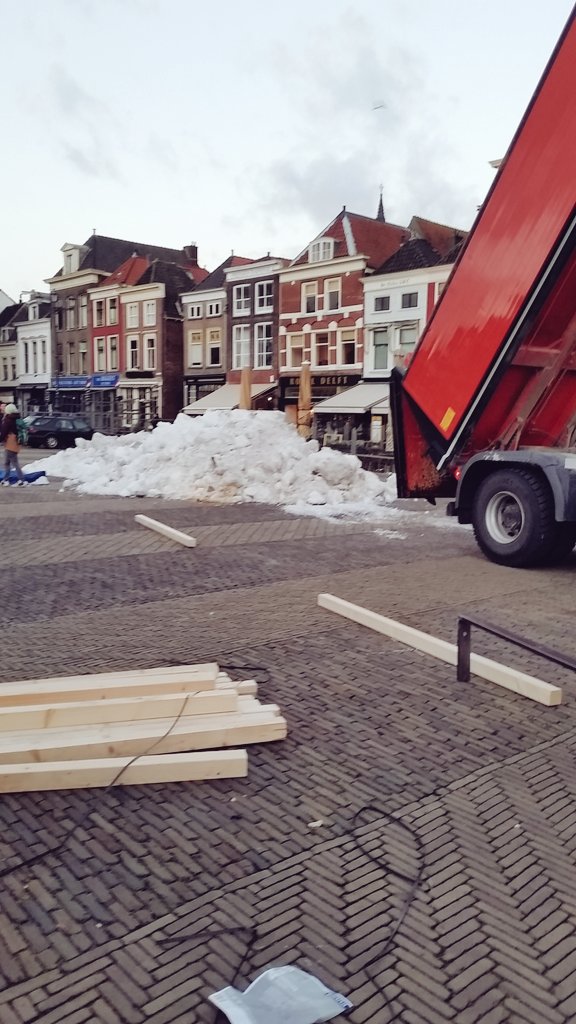 DelftBinnenstad's tweet photo. Eerste sneeuw is gevallen #delft #coderood #binnenstad015 https://t.co/xcVBvONfxA