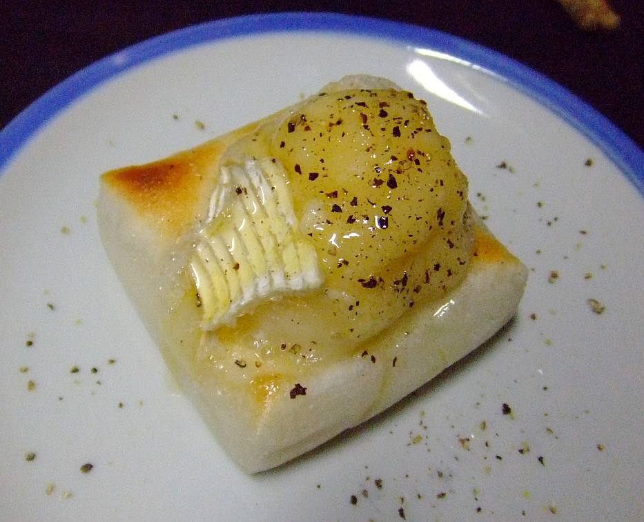 焼いた切り餅にカマンベールを乗せてさらに焼き、仕上げにオリーブオイルと黒コショウをかけて食べてみたんですが、ビックリするほど美味しかったです!醤油やきな粉に飽きたら是非お試しを~