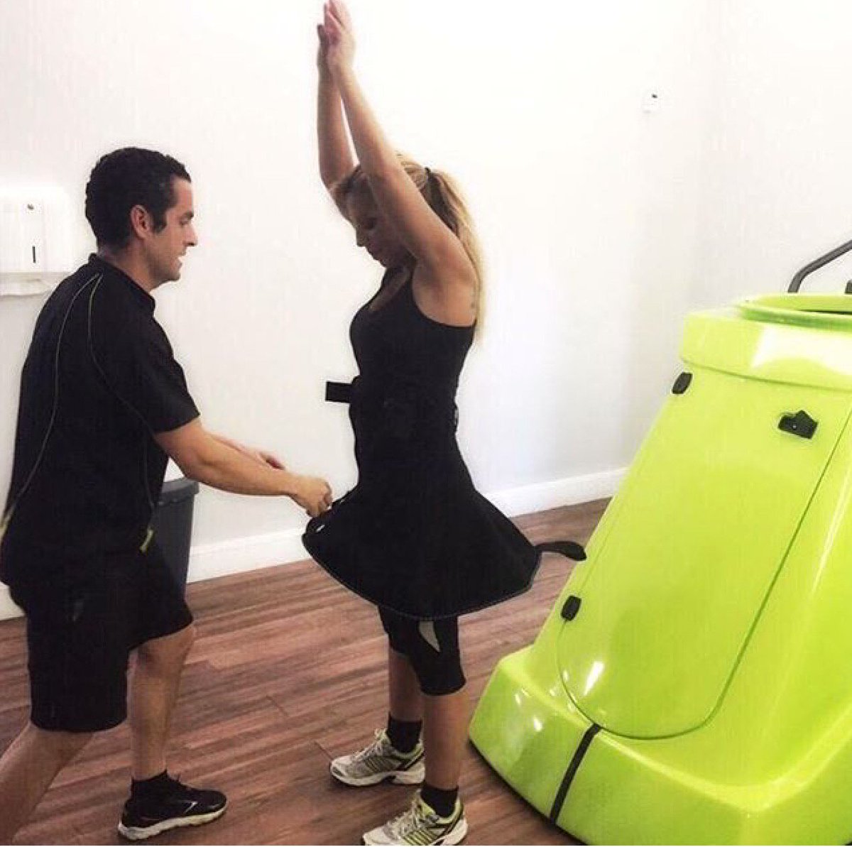 Sastamadrid's tweet photo. La visita de @RebecaMusic_SV a Sásta nos ha puesto las pilas.  Llena de alegría toda la sala, ¡a tope de energía! https://t.co/oM58knsEiH