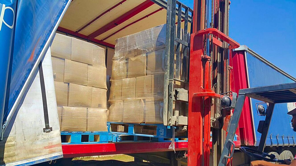 ProudlySA's tweet photo. #OperationHydrate 2nd load of water offloaded in Senekal. We salute all the awesome people involved! Well done!🇿🇦🇿🇦 https://t.co/apy3mdneQC