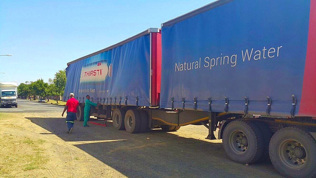 ProudlySA's tweet photo. #OperationHydrate 2nd load of water offloaded in Senekal. We salute all the awesome people involved! Well done!🇿🇦🇿🇦 https://t.co/apy3mdneQC
