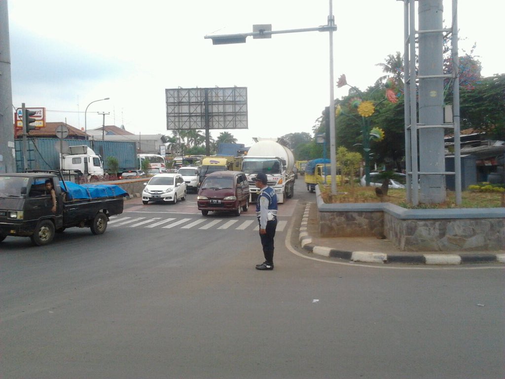 DISHUB_KBBEKASI's tweet photo. Lalu lintas pertigaan exit tol cibitung ramai lancar di atur TL dan petugas https://t.co/mK1Vc15nkq