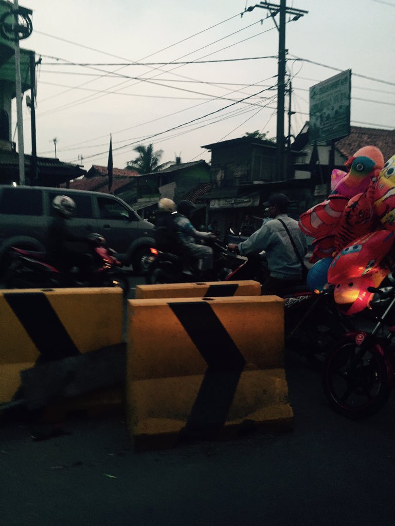DISHUB_KBBEKASI's tweet photo. Lalu lintas arah lemah abang-cikarang depan masjid al barkah tersendat, dampak tutupan median yang di buka paksa https://t.co/jvtijl9lyj