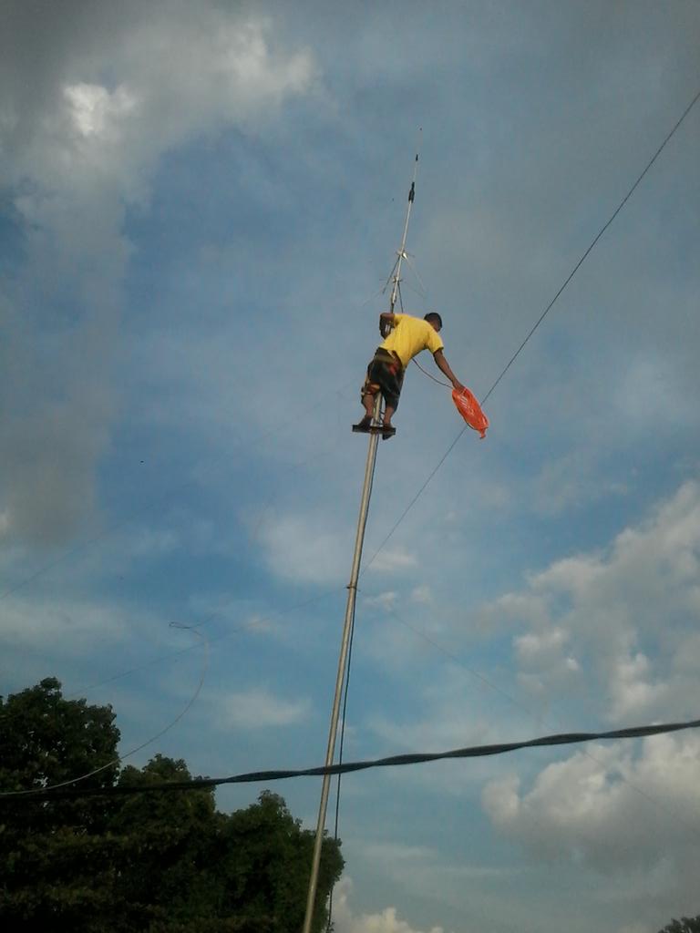 PMIKabHss's tweet photo. Relawan @palangmerah @PMIKabHss 
Pasang antena Radiokom 4btg Pipa
#SavePMI
Sahkan #RUUKepalangmerahan https://t.co/WkRqQgiPvF
