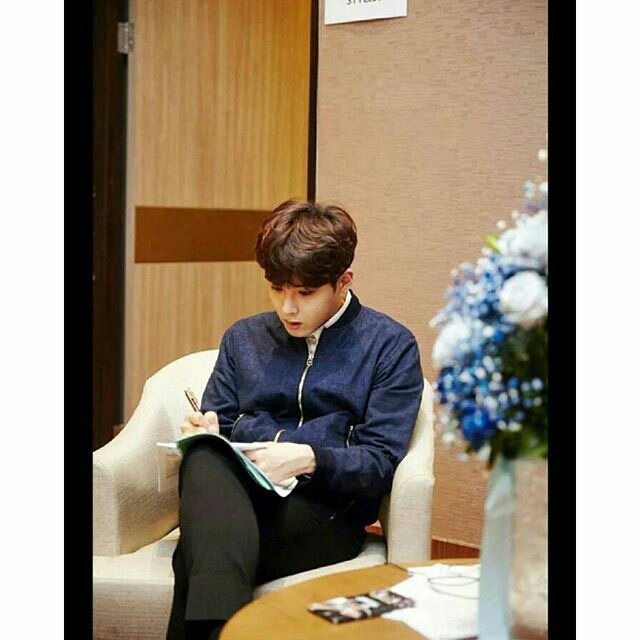 dwilesta_'s tweet photo. #Phonograph #KRYJkt #Ryeowook at Jakarta, write a letter https://t.co/30TlyybG7F