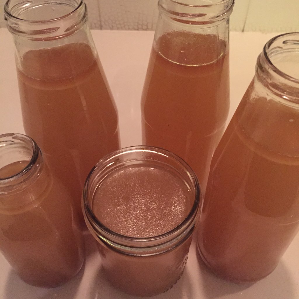 FarzanahNasser's tweet photo. #batchCooking #bonebroth #insideoutnutrition #loveinsideoutNutrition #antiageing #foodismedicine ready to freeze https://t.co/lE2QgrNWkY