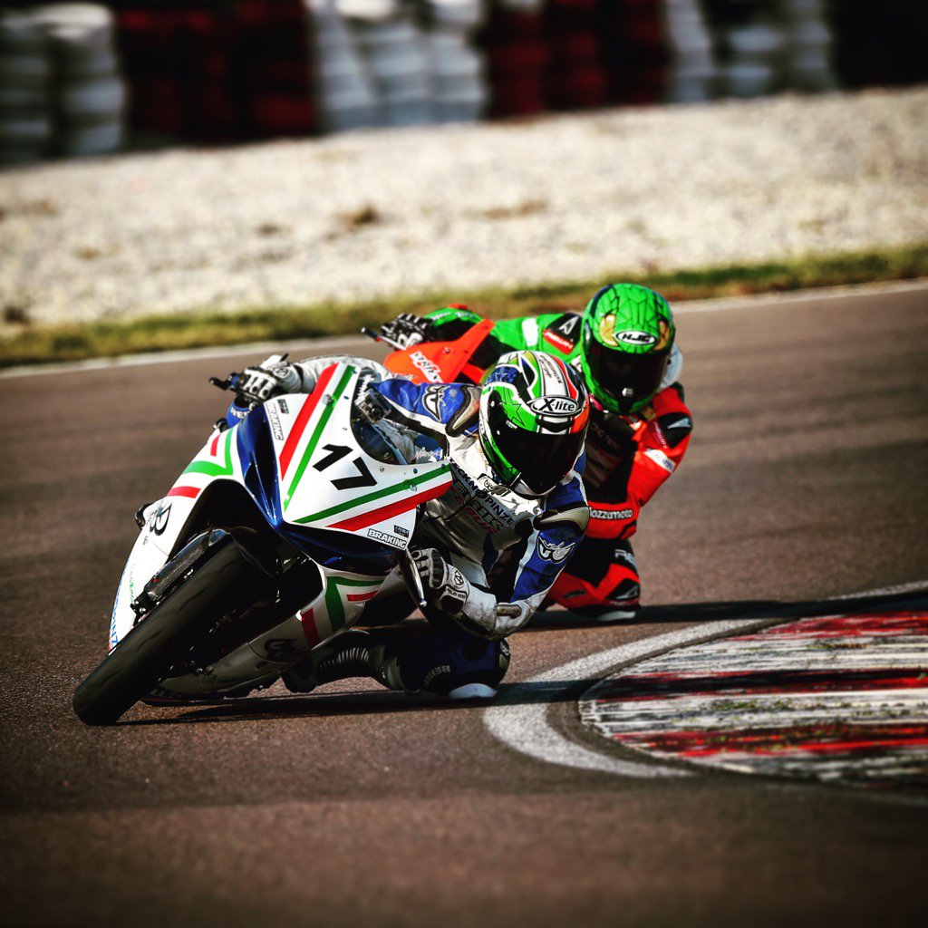 LeoniMarta's tweet photo. Avete Voglia di moto , pista , sole, caldo??  #moto #pista #velocità #martattack17 @GMGabbiani @TroyCorser11 https://t.co/6TTnQRWywl