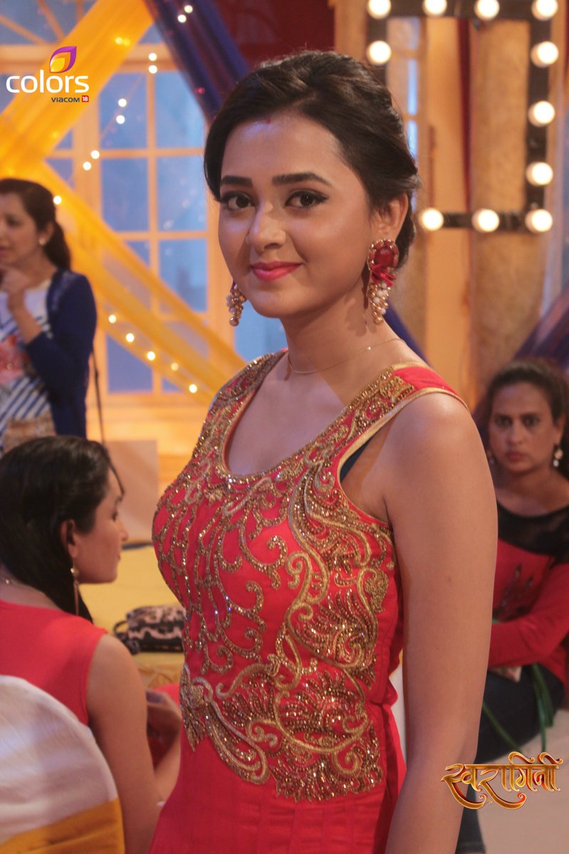 #SnappedOnSets

The very beautiful Ragini strikes a pose! #Swaragini