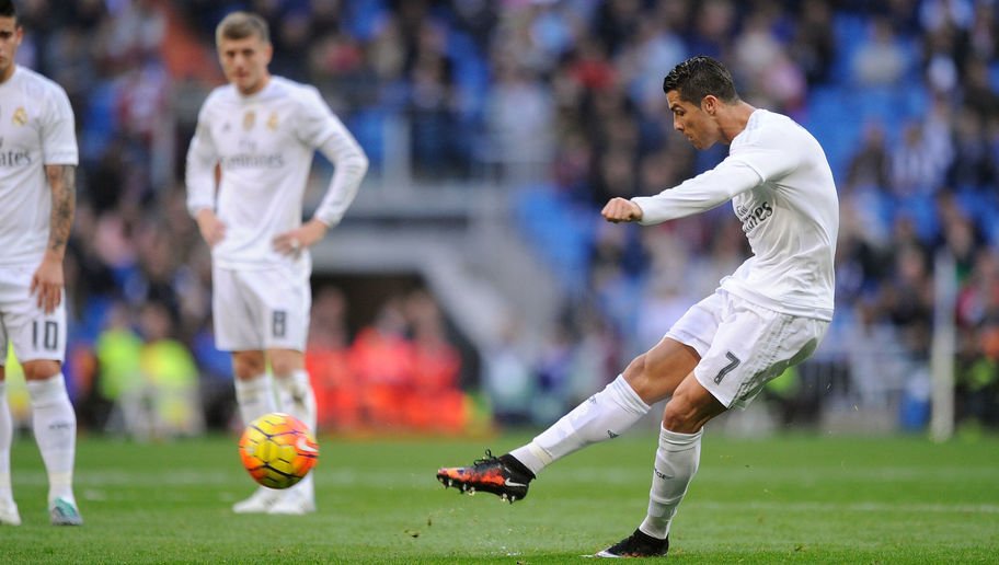 TheCuleHater's tweet photo. CURIOSO | Así entrena Cristiano Ronaldo los tiros de falta en su casa junto a su hijo https://t.co/3HBfd3o1UM https://t.co/UnIqAJ3sfR