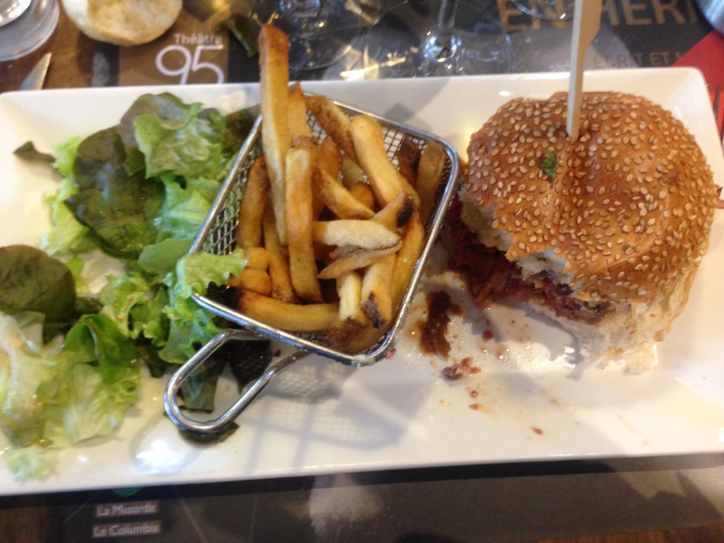sylvainEx's tweet photo. Un peu de réconfort après cette victoi... Euh défaite 😁 #essecDWC #foodcomlab https://t.co/bpKgoKyOH3