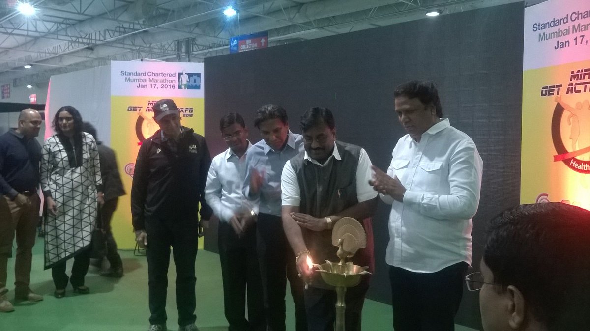 TataMumMarathon's tweet photo. Dignitaries at ceremonial lighting of lamp at launch of #Mirchi #GetActiveExpo #SCMM https://t.co/w7V6j540AQ
