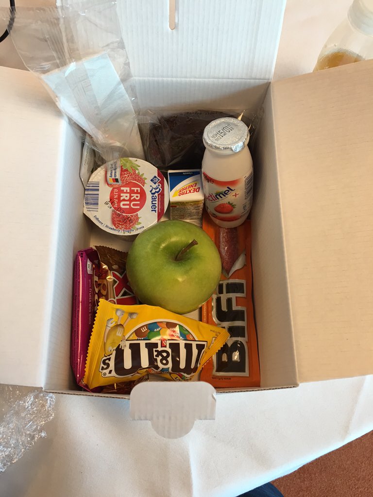 insuftw's tweet photo. off course the lunch box on an apple event has an apple inside #appletechtalk #tvOS https://t.co/WpBUvf8f7S