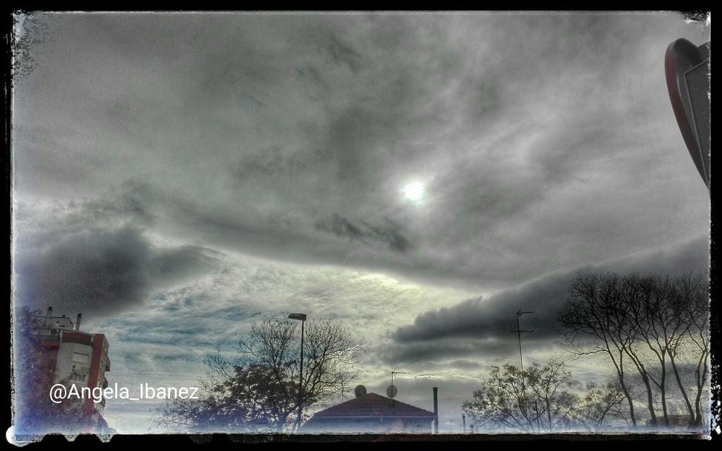 Angela_Ibanez's tweet photo. Las #nubes #engullen al #sol en esta#primavera #anticipada de #Enero #Zaragoza #2016 #nubes #climatechange #clima https://t.co/E3qUYbZvID