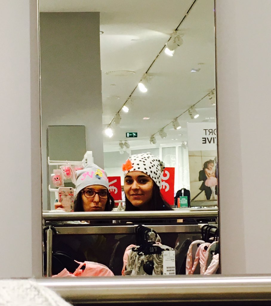 laury172's tweet photo. Amamos los gorritos!! #minion #paratu @RocioF05 https://t.co/AxLOQgbEfG