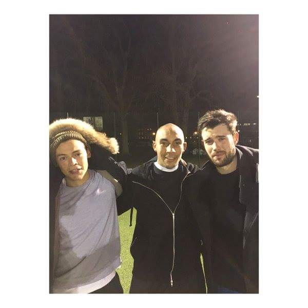 EisabethAlvarez's tweet photo. Harry ieri pomeriggio a giocato a calcio con alcuni amici #VideoMTV015 one direction https://t.co/0bcj8rsQQp