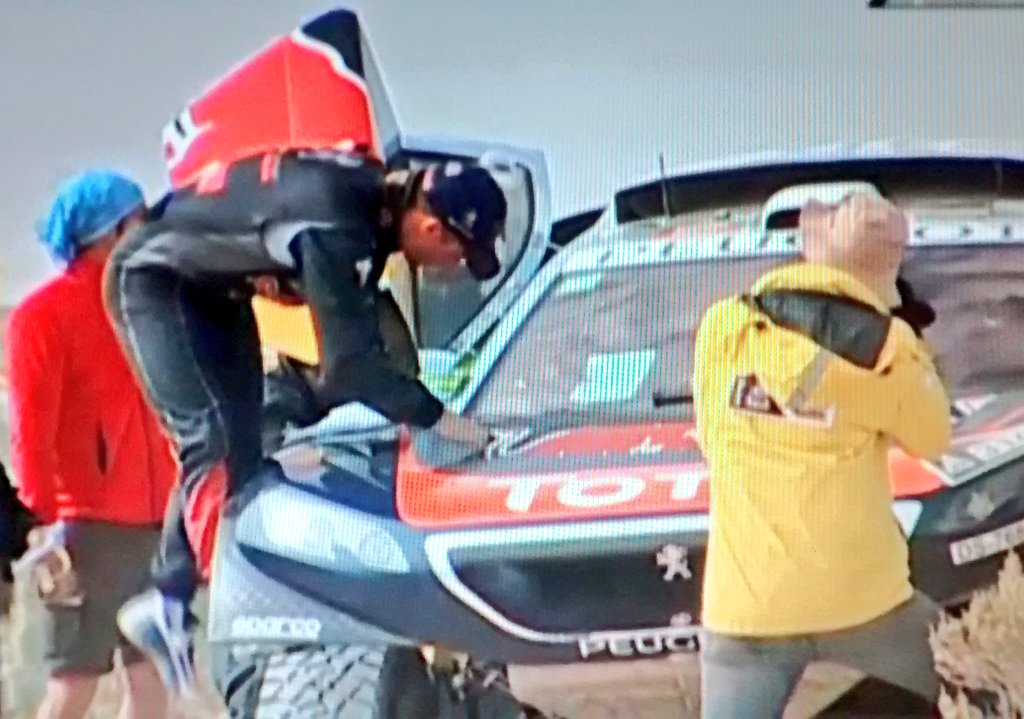 EspirituDakar's tweet photo. #DAKAR2016 #E6autos
@Canal_BoliviaTV comparte imágenes de los @peugeotsport en la previa del especial del día https://t.co/oUVsEvgDm6