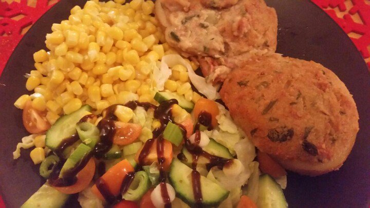 jayjayseetan's tweet photo. #VBites turkey, leek and bacon potatoes, salad and sweetcorn #WhatFatVegansEat #vegan https://t.co/shxD9jDWnu