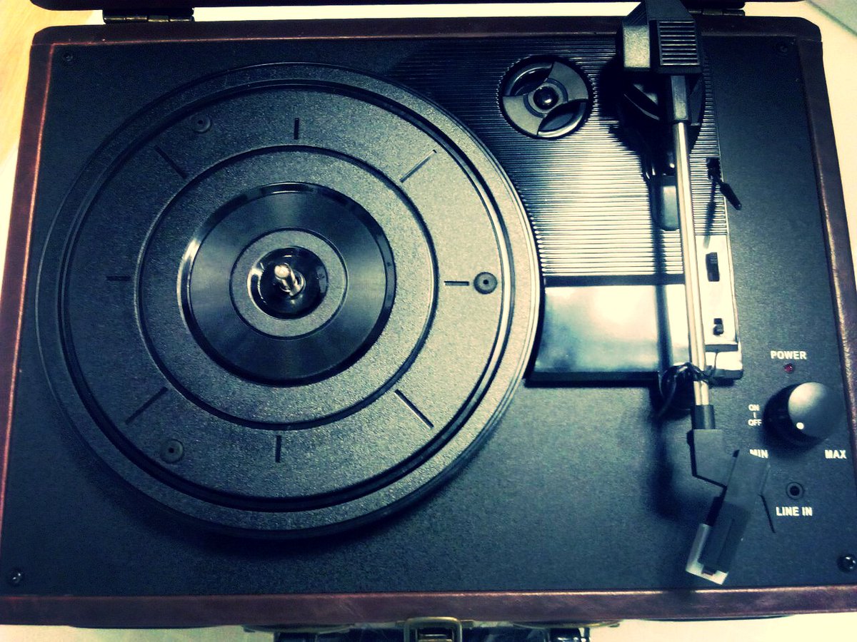 bigben_italia's tweet photo. Chi ci consiglia un buon #vinile per iniziare al meglio questo #weekend?
#TD102 #Bigbensound #musica #vinyl #disco https://t.co/HEzSkzbmRP
