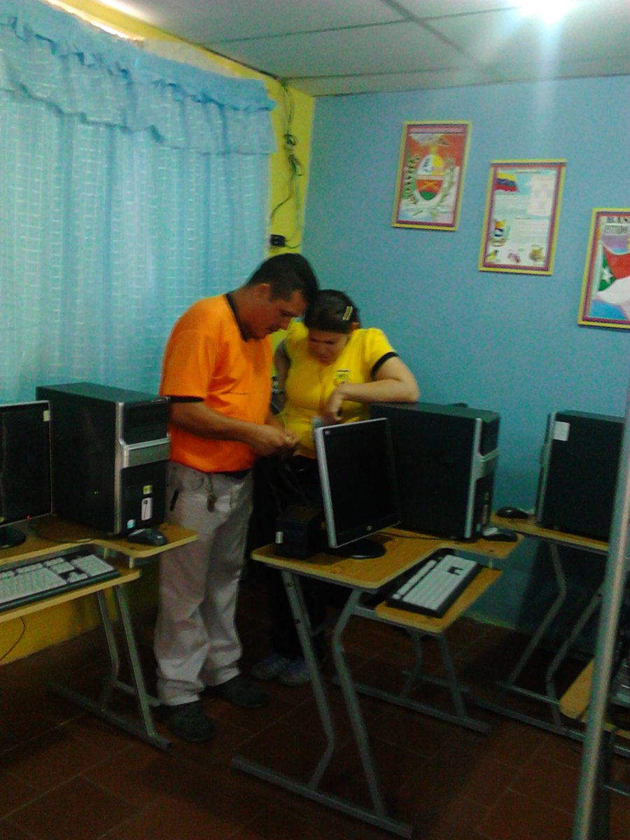 robertcbit's tweet photo. Mantenimiento y limpieza de los equipos informáticos del Cbit Las Rurales para un mejor atención de nuestros niños https://t.co/r3WL58xD68