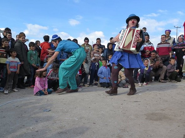 InnovateDevelop's tweet photo. Clowning around in #refugee camps: https://t.co/gtULWeVD2U by @elizadice @CWBUSA https://t.co/cDb91c9IGZ