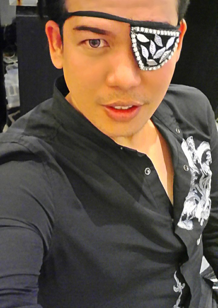 CrossaDressa's tweet photo. #pirate #captainhook #eyepatch #gaymen #gayfashion #gay #oneEye #masquerade https://t.co/5dendxdUIu