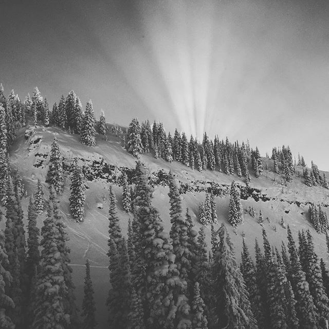 SkiquickyWax's tweet photo. Das was just begging for a photoshoot today. #sendittotheflats #windphysics #grandtarghee 📷: @ogchachapoya https://t.co/h7w2OA364P