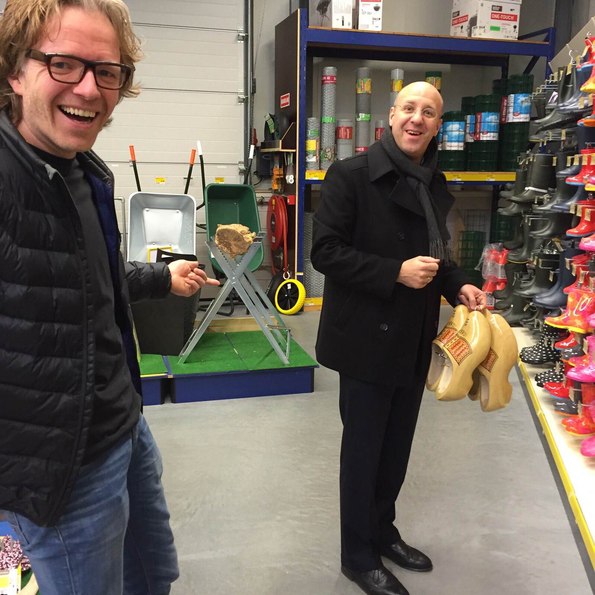 Kennismaking #dhz: onze nieuwe collega blijft zich verbazen dat Nederlanders daadwerkelijk #klompen dragen ;)