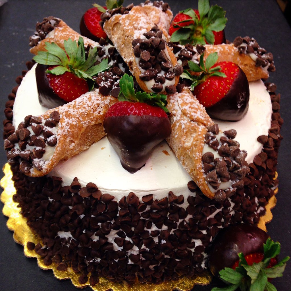 DorisMarket's tweet image. Happy Friday Everyone! Treat yourself or someone special with a custom cake from Doris #bakery. #cannoli #yum #torta
