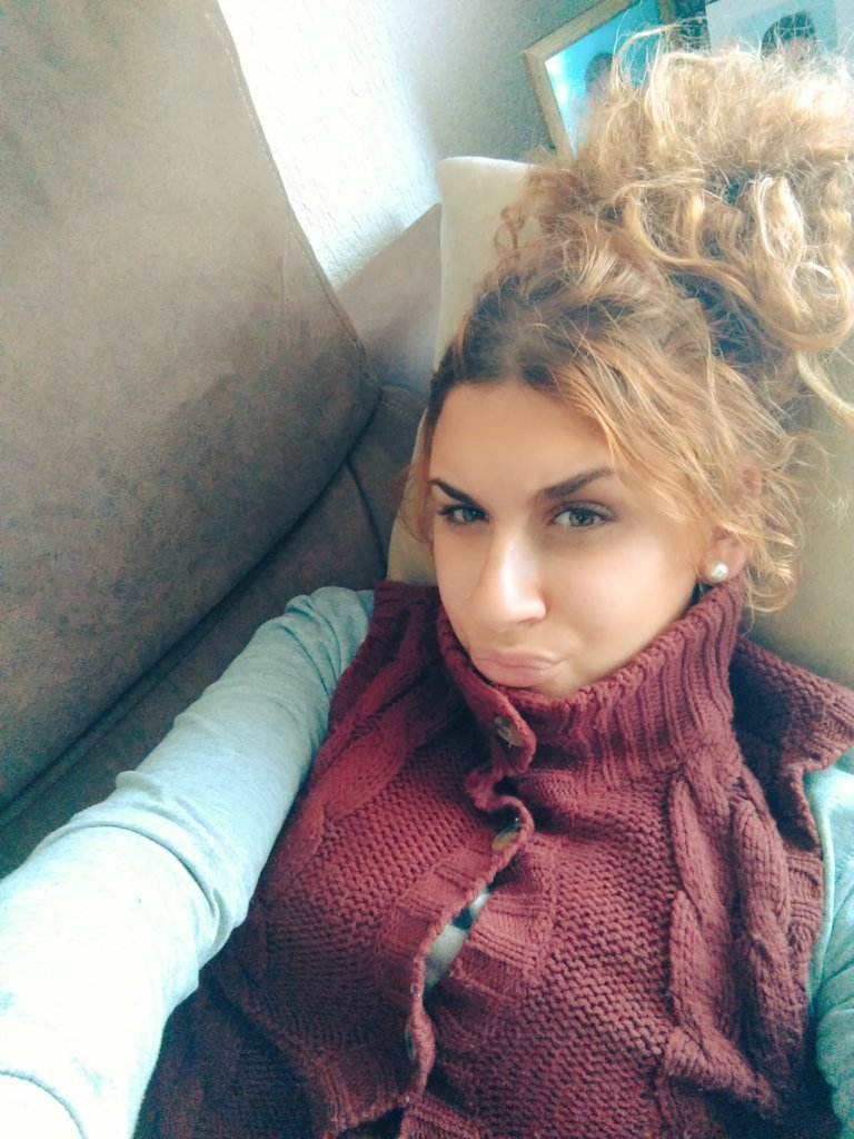 LuisitaMJ's tweet photo. Me enseñas un pasito y me apagas la luz...#Aminomeimporta #MiAlejandro #DescansandoenCasita 📱🎧🎶😘 https://t.co/WYokGx2Bu0