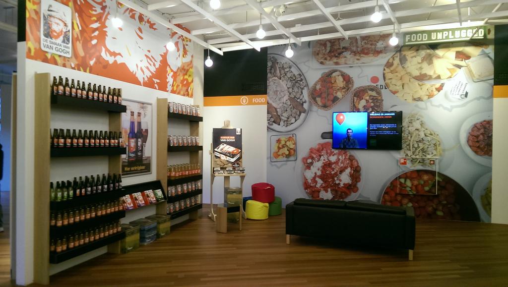 smaakvangogh's tweet photo. #Smaakvangogh heeft een mooie hoek gekregen in de stadswinkel @Culturaede45! Kom je ook kijken? #nieuwjaarsreceptie https://t.co/dWNZsskt2y