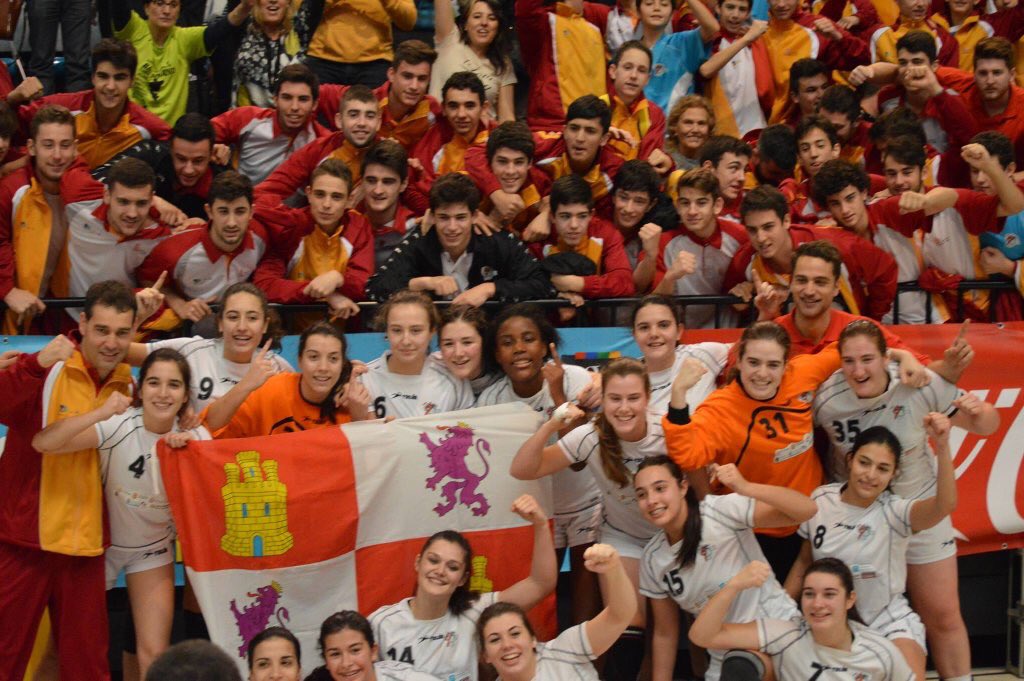 ClebaLeonBm's tweet photo. Gracias a @CityHallLeon por apoyar a los equipos de base del @cleba_leon. La recompensa es Campeonas de España https://t.co/zoELjm8dZf