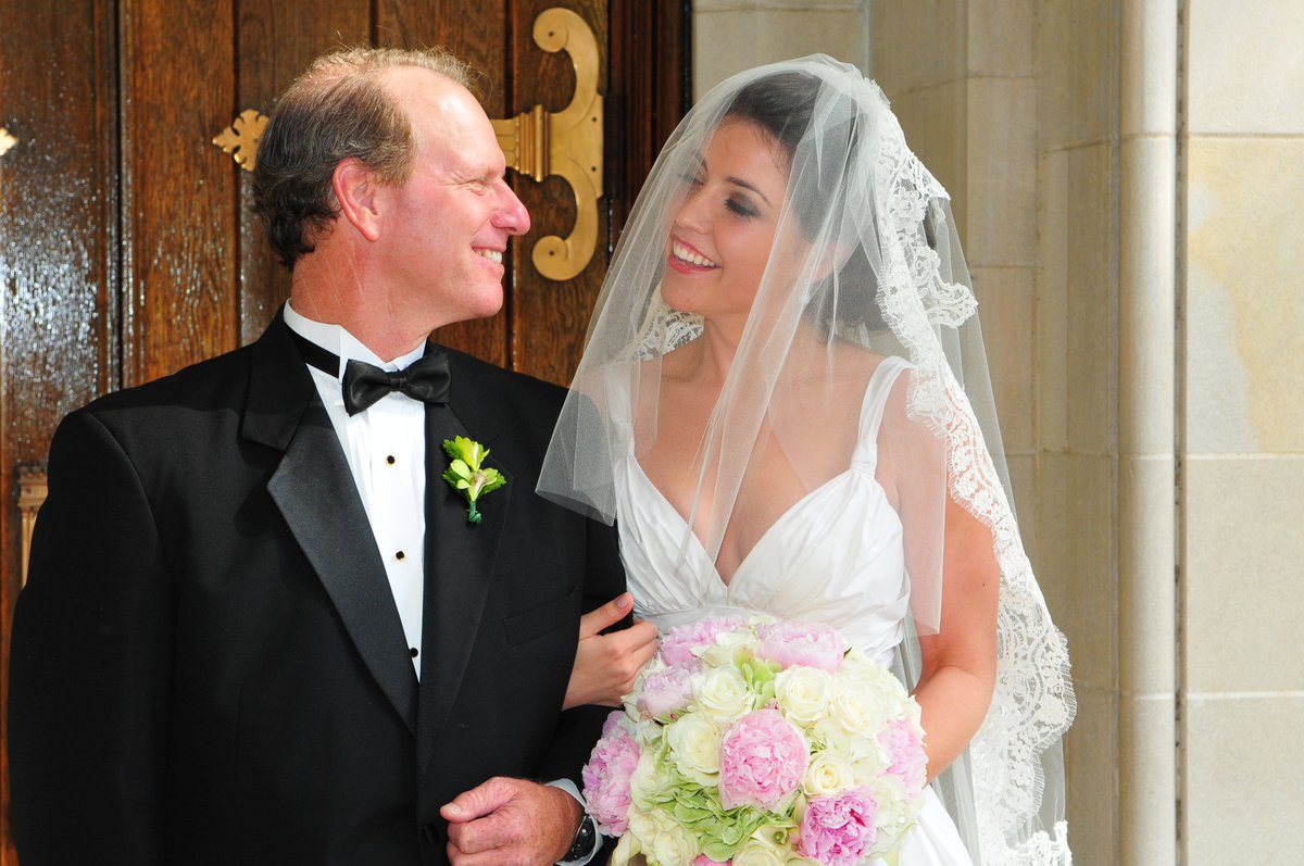 FlowerCottageSC's tweet image. One of our favorite Brides and her Dad #Bridalbouquet #fatherdaughter