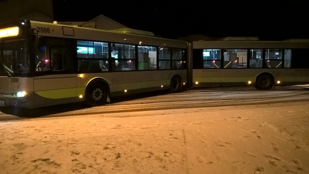 panipiotrowska's tweet photo. złamany autobus 🚌😢 https://t.co/ytJmlWlRn6