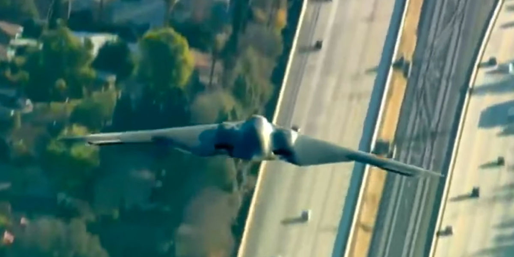 FlyingMagazine's tweet photo. Watch an awesome flyover of a B-2 Spirit Stealth Bomber during the Rose Parade. https://t.co/hotvdYOH4N https://t.co/AFcK3OkAKC
