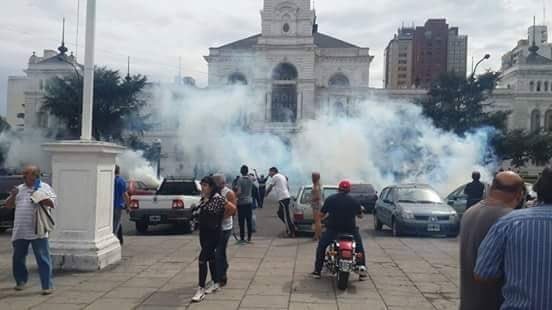 FernandezAnibal's tweet photo. Mientras el gobierno y los medios sólo hablan de los prófugos, así se reprime a trabajadores despedidos en La Plata. https://t.co/BNz45rzTDG