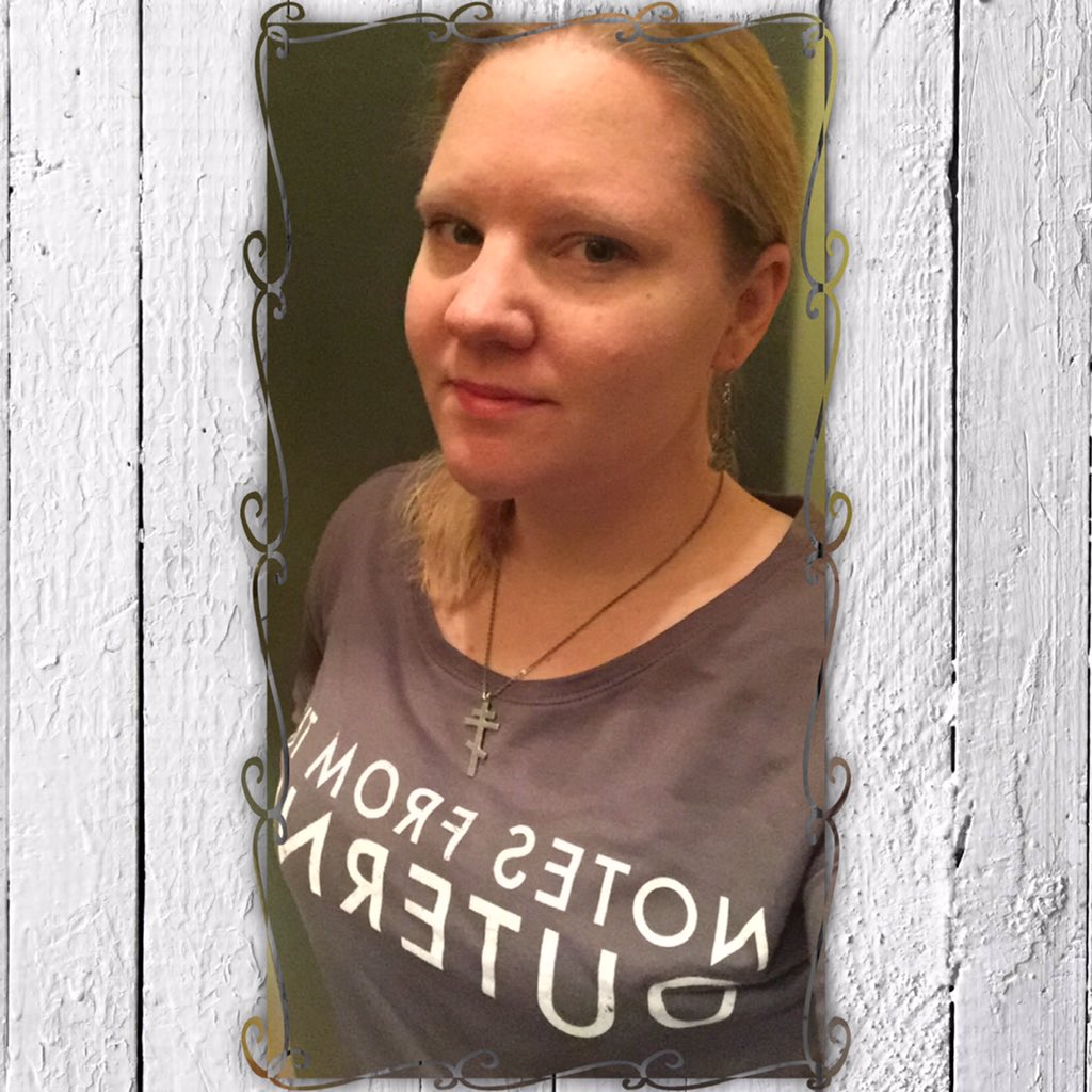 connyma84's tweet photo. In 💚 with my new #notesfromtheouternet #sweatshirt & my #crosspendant @themarsstore @30secondstomars @jaredleto https://t.co/N1ozkzaiW2