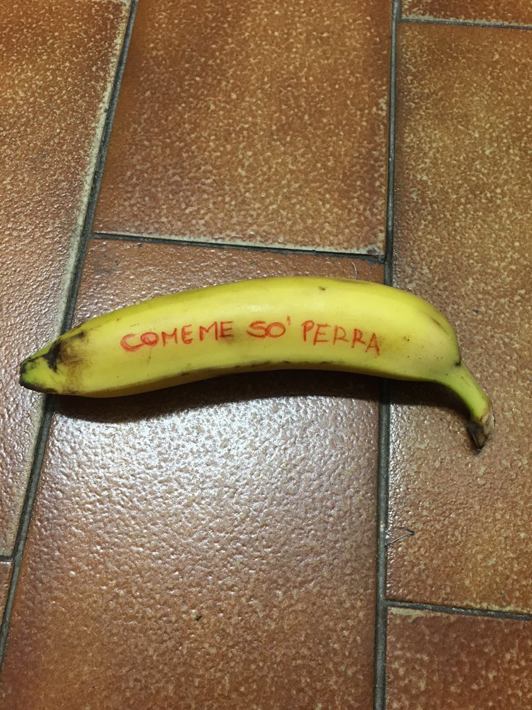 Danipull's tweet photo. De quién era este platanito???? @saparrasa @SoNiaFer_ 😂😂😂😂#comeme #banana #ñam #ñam https://t.co/LSfTvTAFCQ