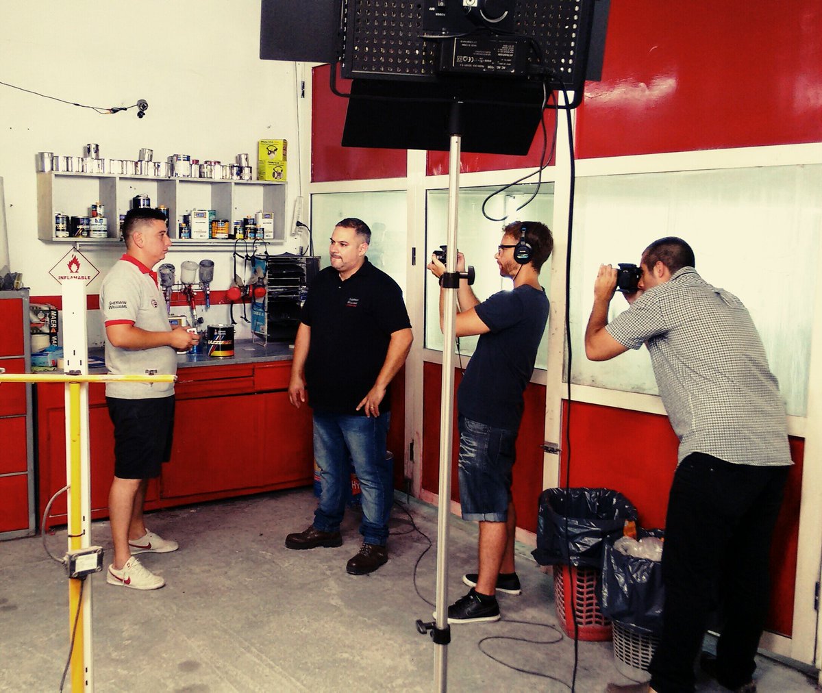 3dos1Com's tweet photo. Eligiendo el color final para el #MustangCustomizer con el rrpp oficial de @SherwinWilliams en @talleramarotti https://t.co/yDYUaMfYCX