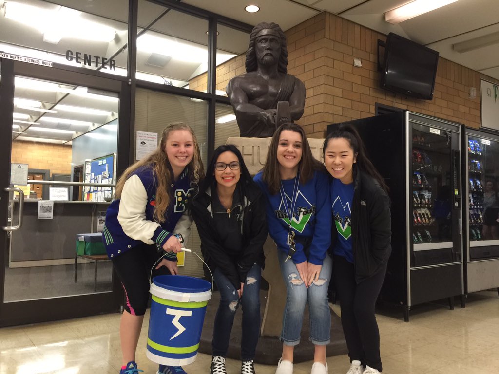 ViewCrew360's tweet photo. Friday Spirit Runs! Big Day!
#BasketballvsUnion #Glolo https://t.co/OlGiiQl81R