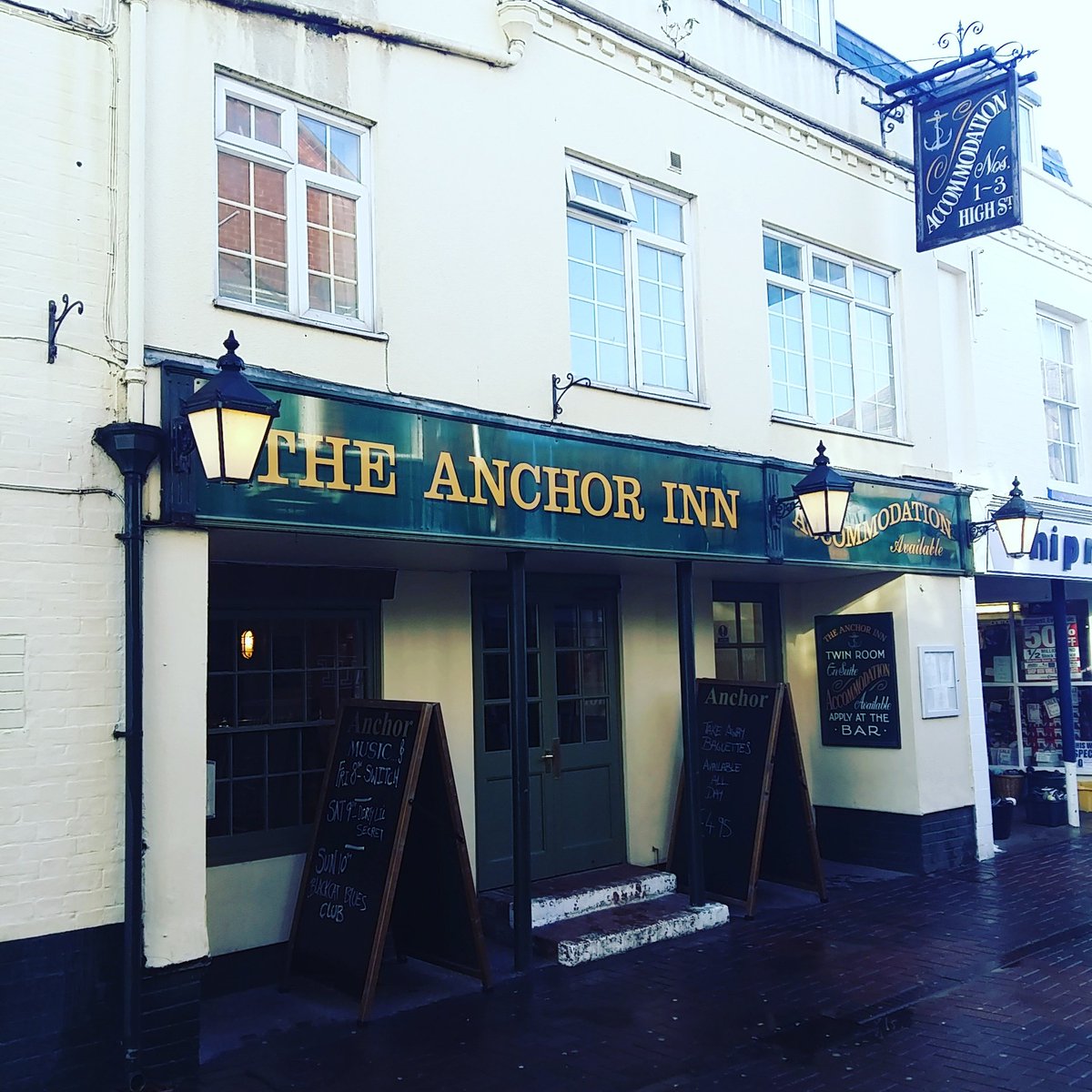 Escape the horrid rain and pop into the Anchor Inn, #Cowes #isleofwight #islandlife #islandfood #iow #food