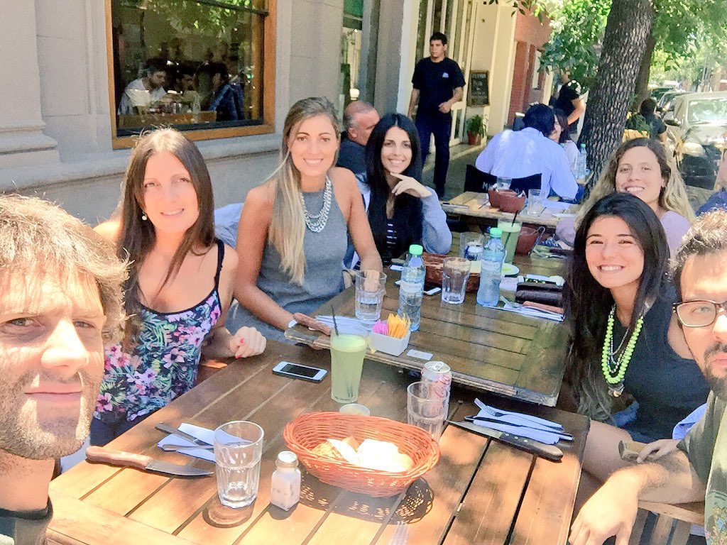 La banda en #Miranda @BYK_18 <a href="/flobarea/">Florencia Barea</a> <a href="/DelfinaMato/">Delfina</a> <a href="/escobar_augusto/">Escobar</a> y el resto 🍷🍹🍴