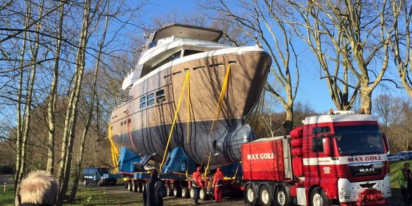 m3boatdiva's tweet photo. Must share this fun shot of a 175-ton #Drettmann Explorer 24m trundling to the #Dusseldorf show https://t.co/oKZctwHsLC